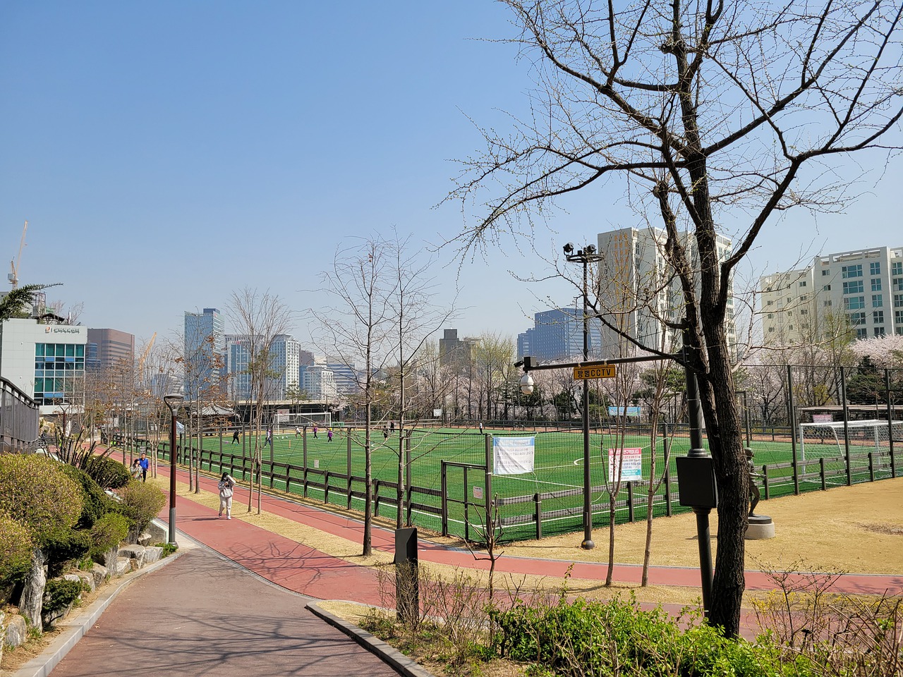 活塞惊险击败骑士，施罗德创纪录，米切尔表现出色.